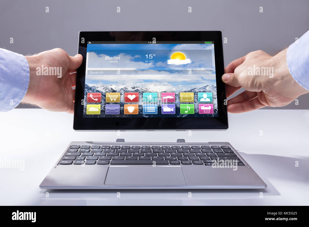 Empresario conectar Tablet con pantalla digital que muestra varias  aplicaciones para teclado Fotografía de stock - Alamy