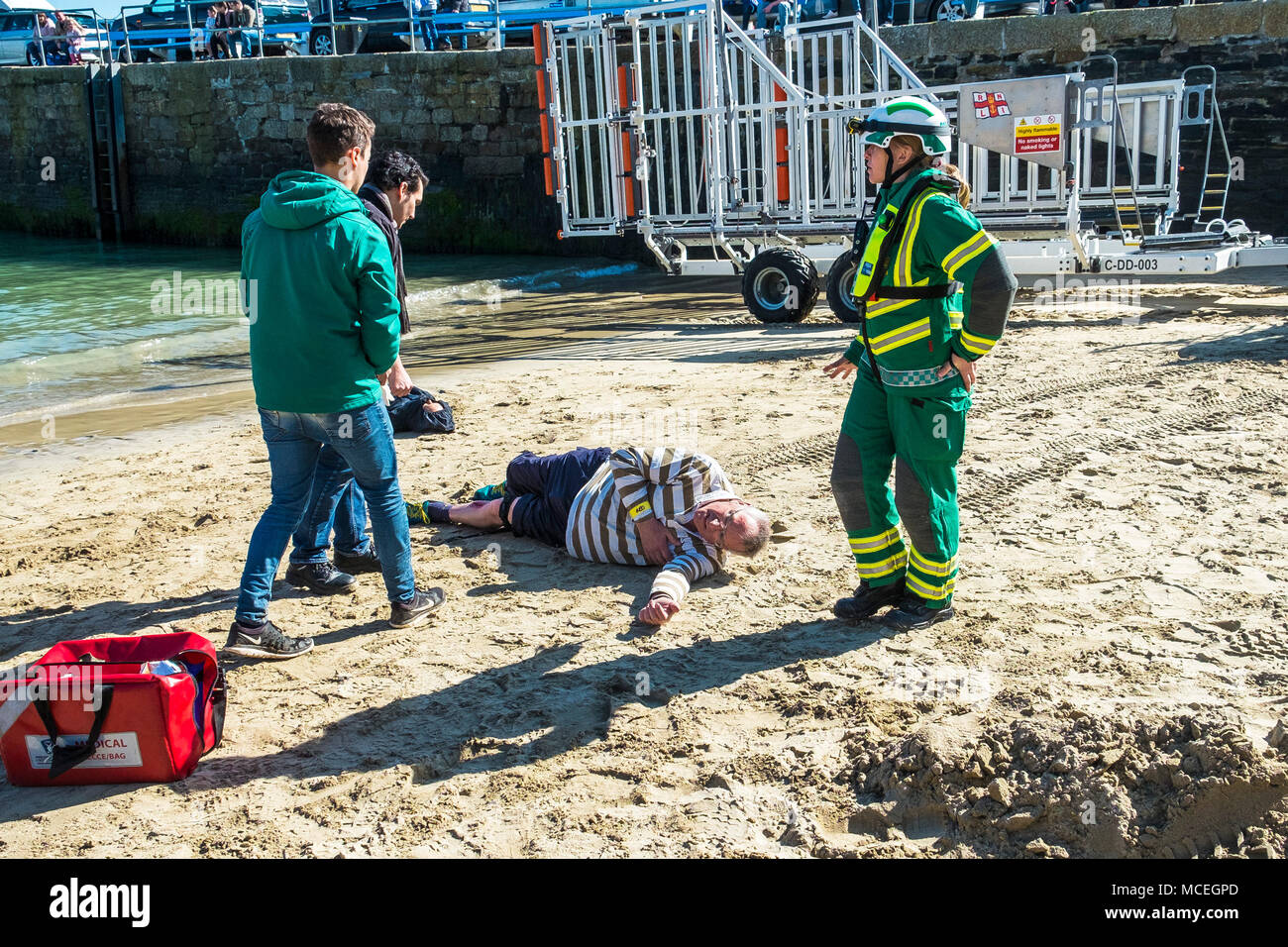 Voluntarios y profesionales de la salud que participan en una buena medicina GMICE (en entornos difíciles) incidente importante ejercicio en Newquay Harbour en Foto de stock