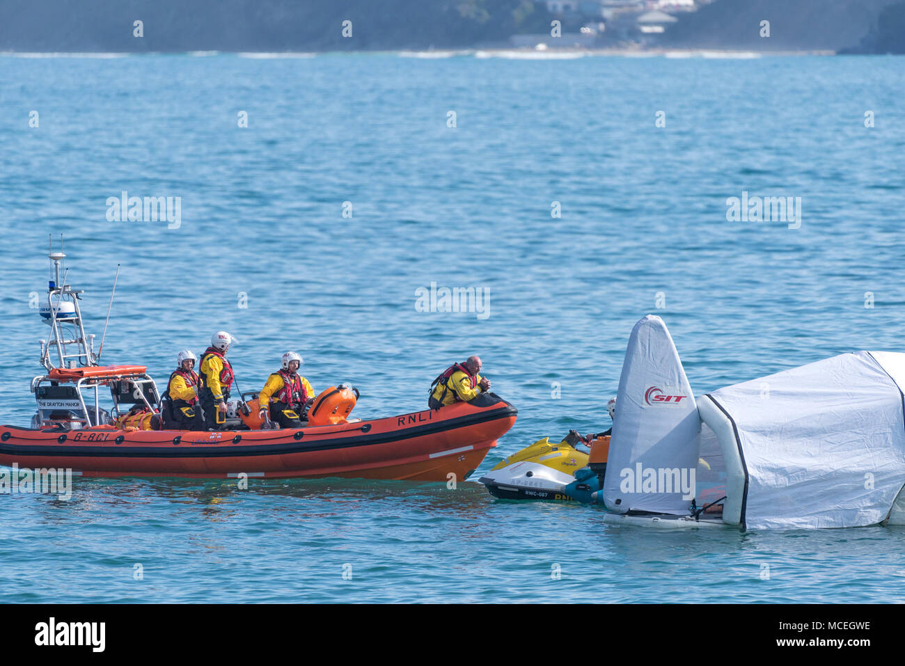Los voluntarios de Newquay RNLI tripulación en su clase B Atlantic 85 embarcaciones de rescate de bajura participando en un GMICE (buena medicina en entornos difíciles) Foto de stock