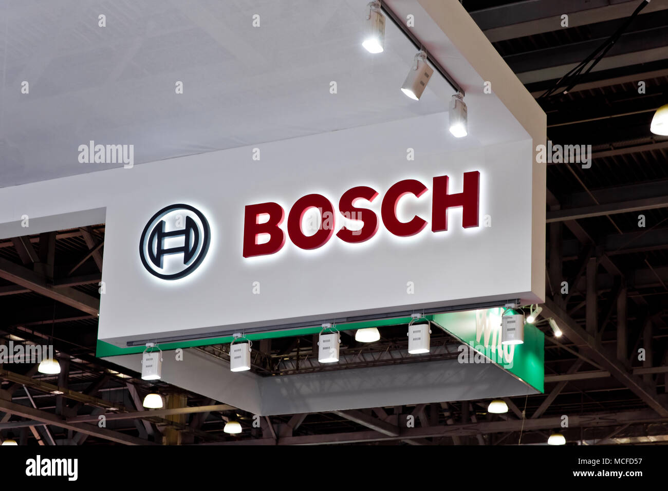 Logotipo de Bosch empresa cartel en la pared. La multinacional alemana Bosch es una empresa de electrónica e ingeniería Foto de stock
