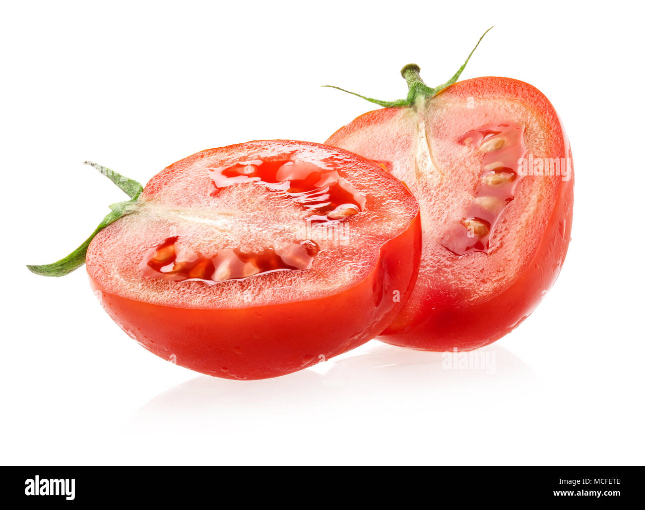 Rodajas de tomate aislado sobre fondo blanco. Foto de stock