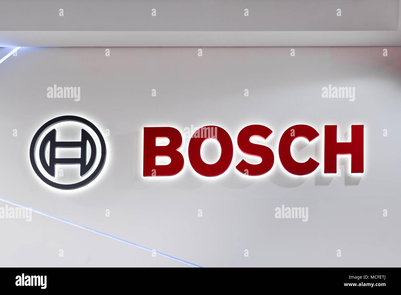 Logotipo de Bosch empresa cartel en la pared. La multinacional alemana Bosch es una empresa de electrónica e ingeniería Foto de stock
