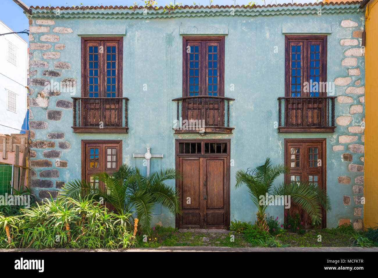 Antigua casa colorida abandonados en La Orotava, Tenerife, Islas Canarias  Fotografía de stock - Alamy