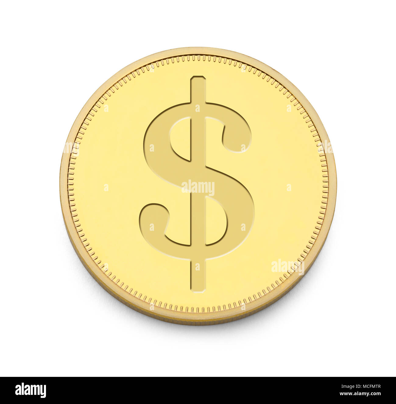 Moneda de oro con símbolo de dinero aislado sobre fondo blanco. Foto de stock