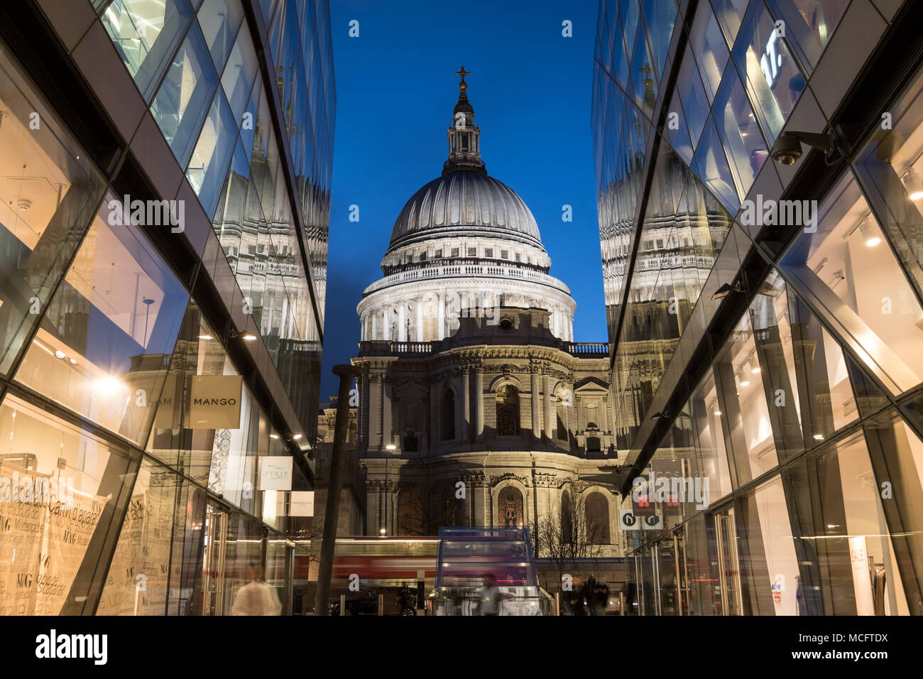 Vista de la cúpula de la Catedral de St Paul. Fotografiado en hora azul de un nuevo cambio, Londres, Reino Unido Foto de stock