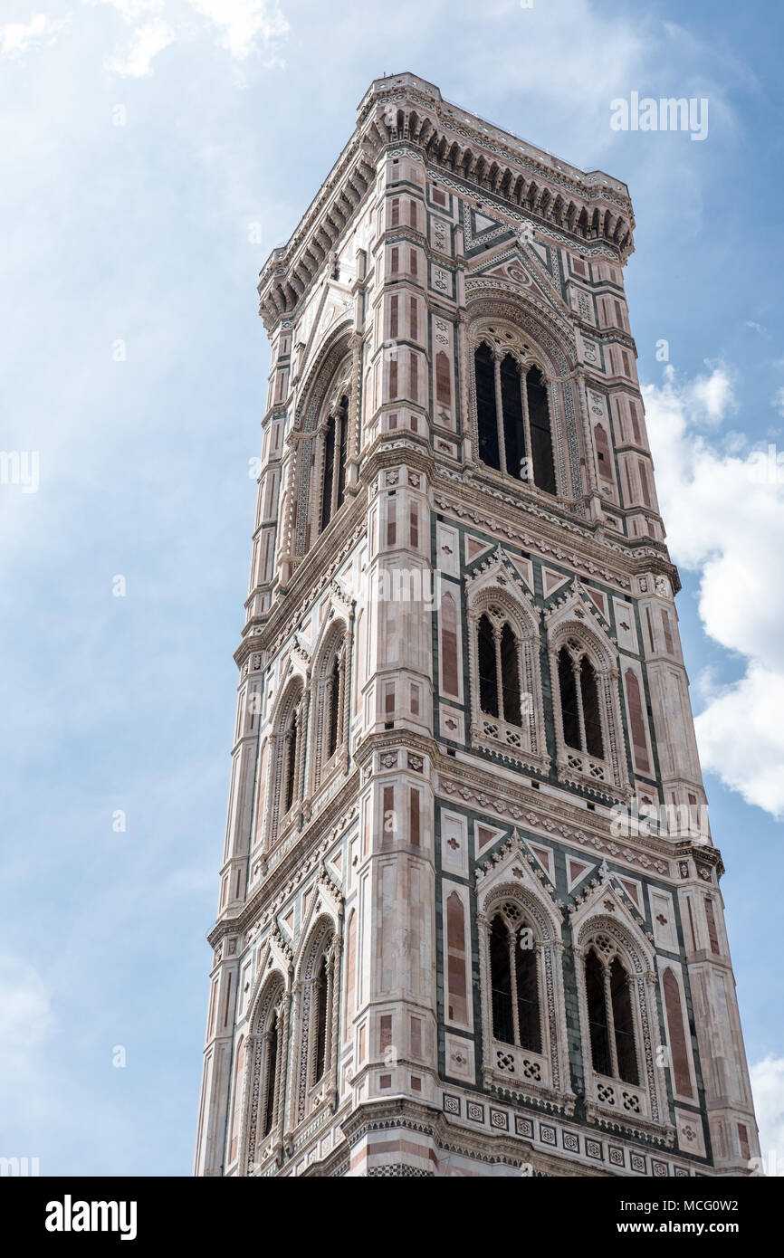 El Campanario de Giotto, un campanario que es una parte de la Catedral de Florencia en la Piazza del Duomo de Florencia, Italia. Foto de stock