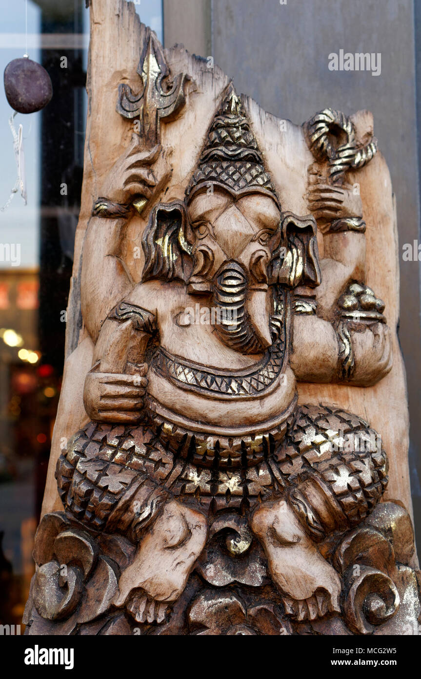 Talla de madera de Tailandia del dios con cabeza de elefante hindú Ganesh o Señor Ganesha, generalmente conocido como Phra Phikanet en Tailandia Foto de stock