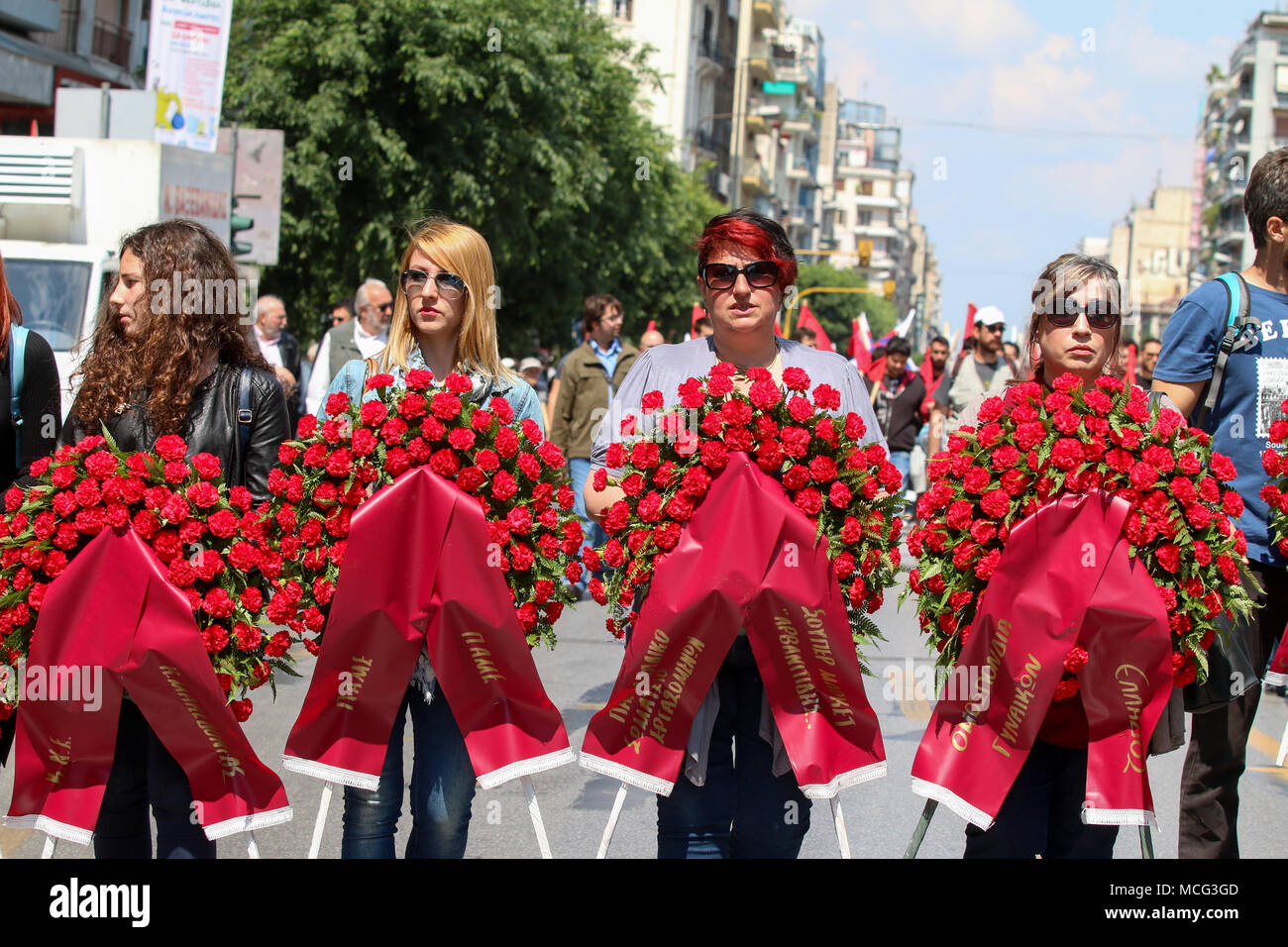 Salónica, Grecia - Mayo 8, 2016: los ciudadanos y los representantes de diversas organizaciones que toman parte en el desfile del día de mayo para celebrar la internacional W Foto de stock
