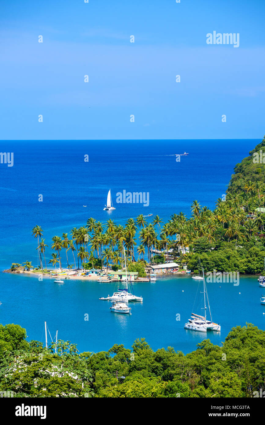 Marigot Bay, Santa Lucia, el Caribe. Y la playa en la bahía tropical y exótico paisaje del paraíso. Marigot Bay está ubicado en la costa oeste de la Foto de stock