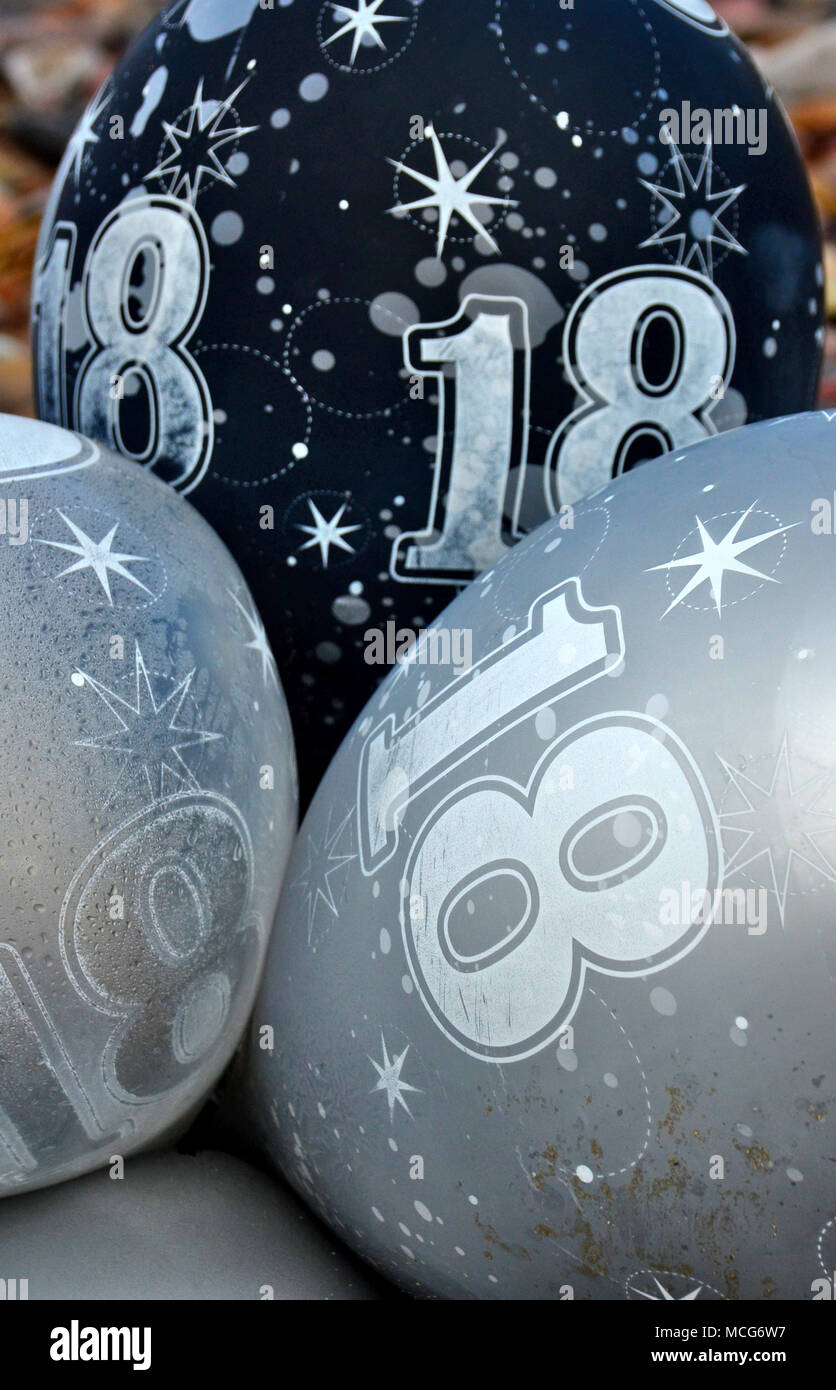 Una chica de cumpleaños por su 18 cumpleaños con globos Fotografía de stock  - Alamy