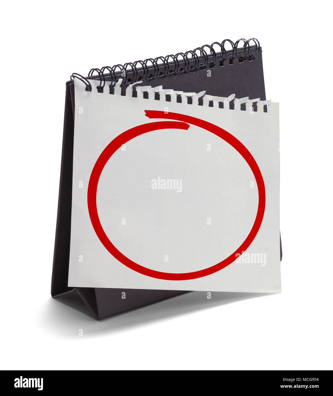 Calendario página rasgada con marcador rojo círculo aislado sobre fondo blanco. Foto de stock