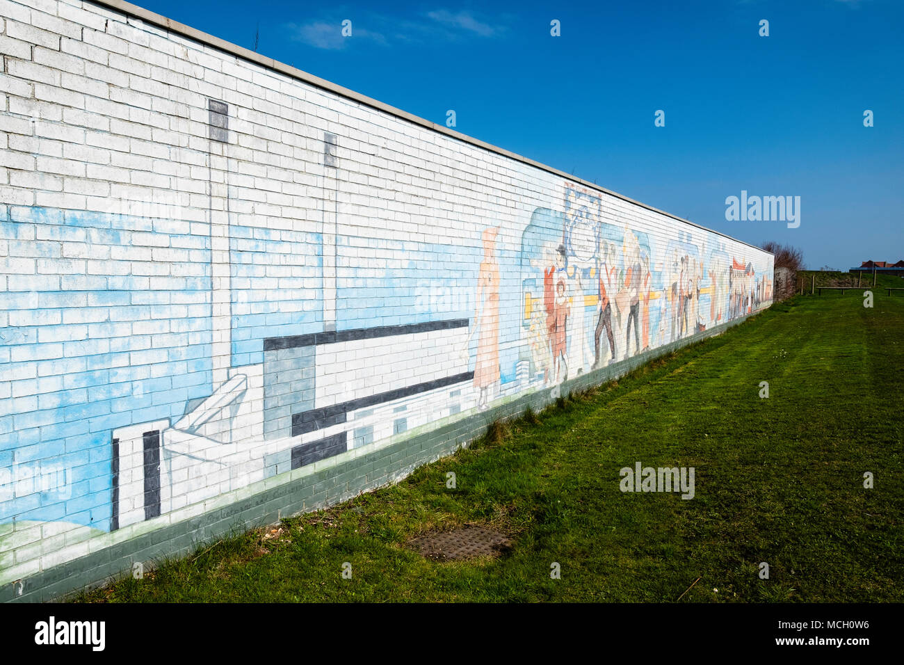 Vista del mural que muestra la historia industrial en el sitio de la ex Cockenzie Power Station en East Lothian, Escocia. Foto de stock