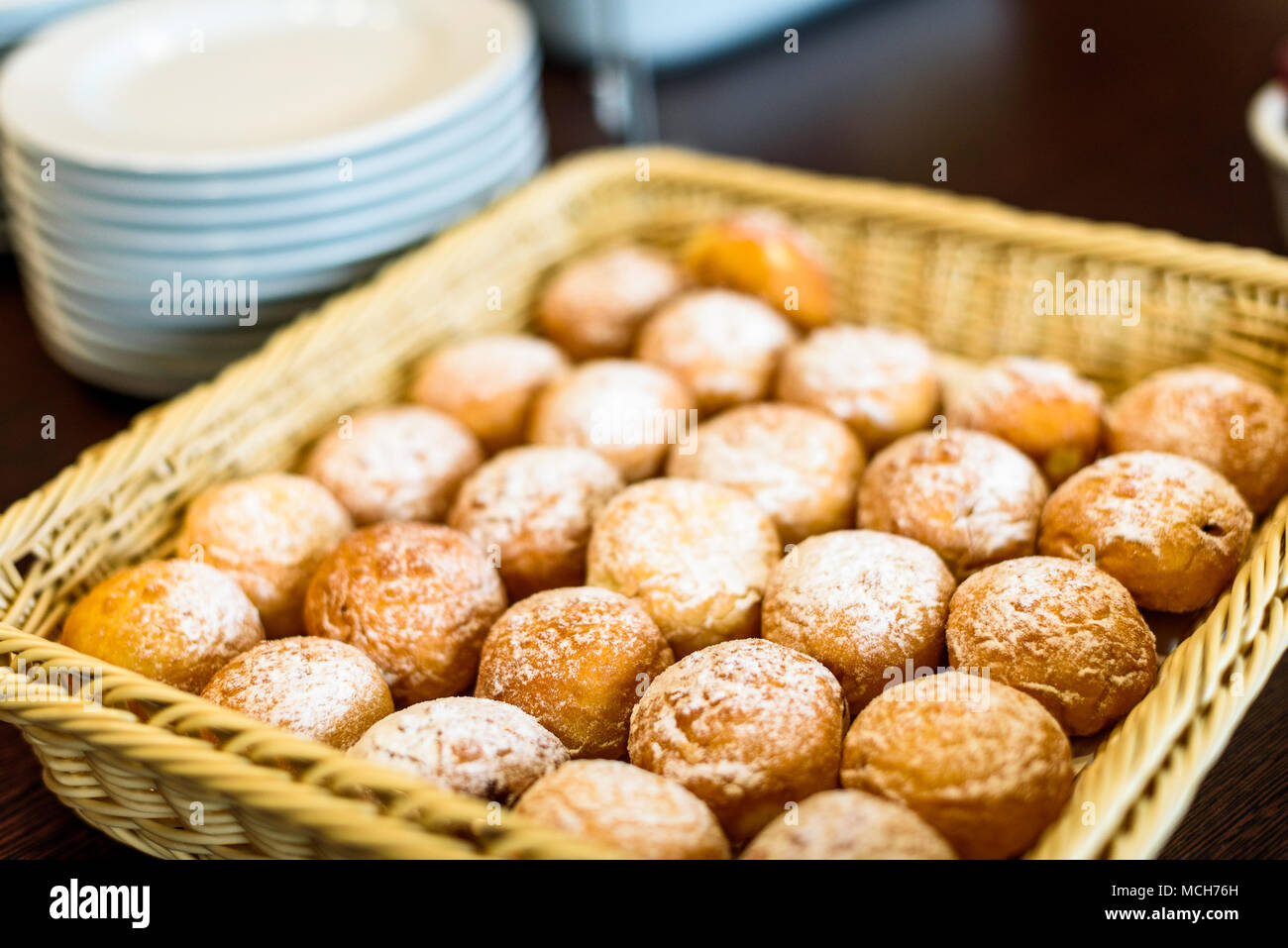 Donuts frescos o rosquillas en una canasta en la línea de buffet. Deliciosa  bollería dulce como parte del desayuno continental. Servicio de comida de  catering en vísperas de negocios Fotografía de stock 