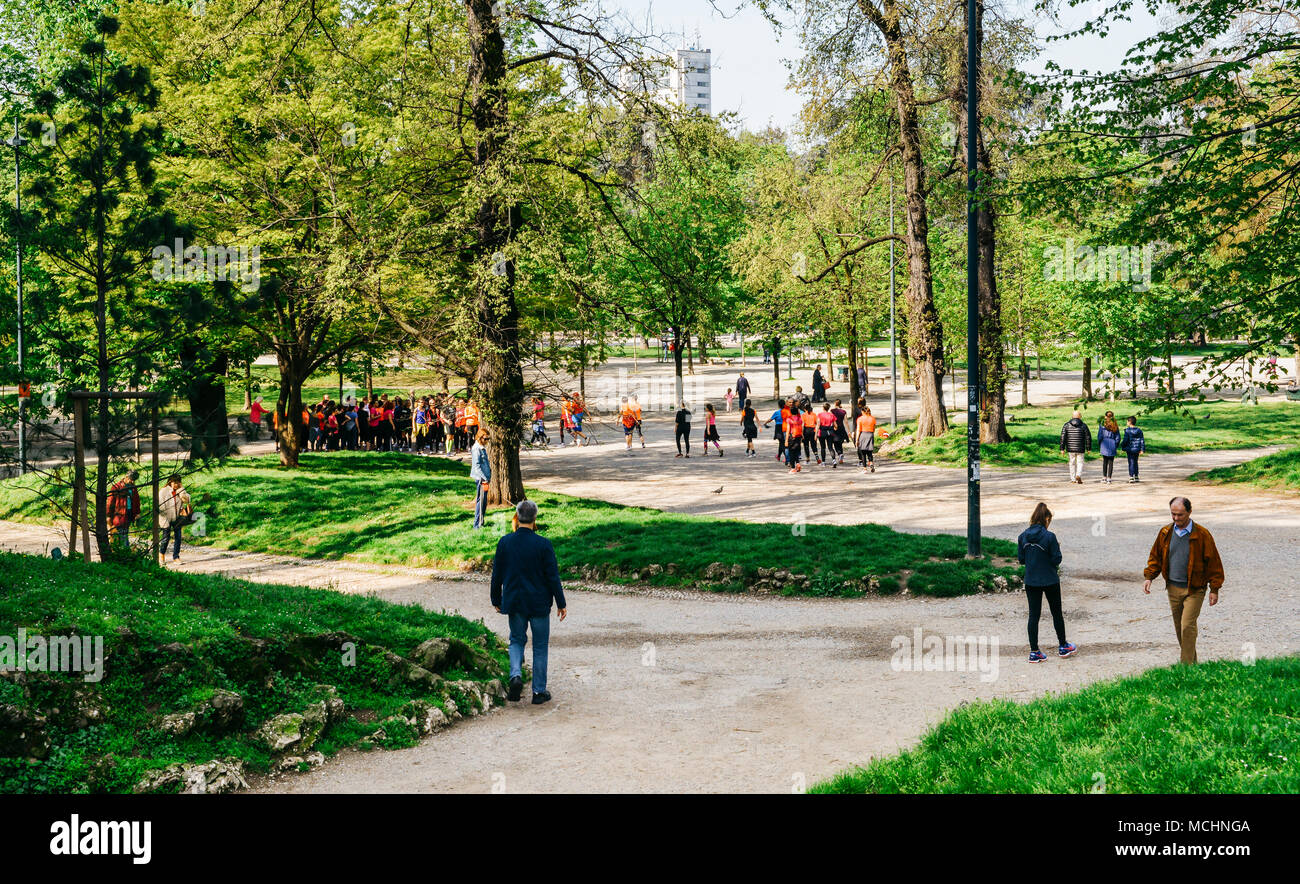 Milán, Italia - Abril 14th, 2018: corredores en el parque Montanelli Foto de stock