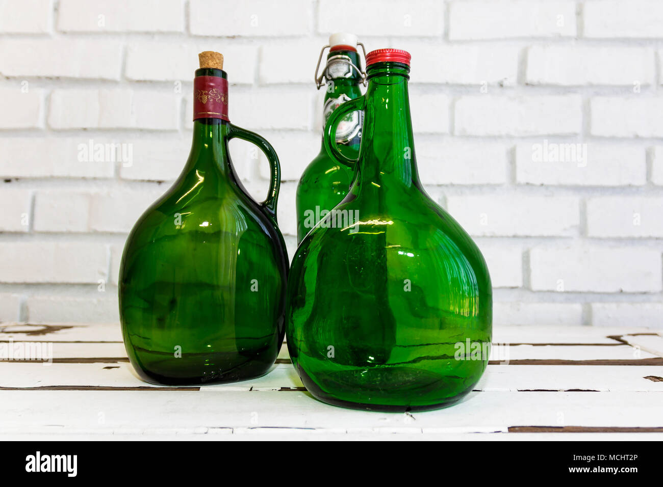 Botellas de vidrio verde vintage fotografías e imágenes de alta resolución  - Alamy