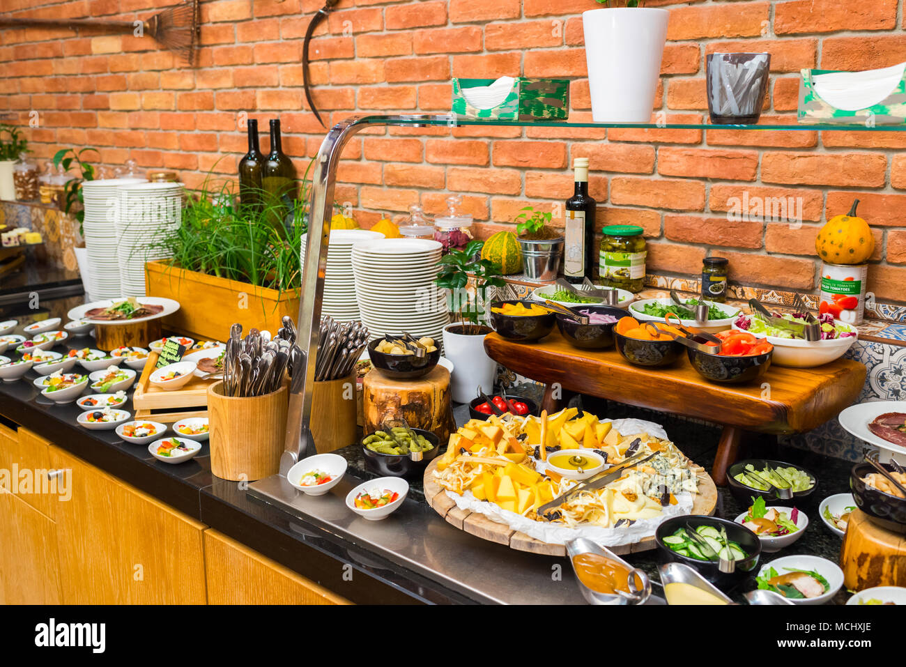 Mesa de buffet para el desayuno en el hotel Fotografía de stock - Alamy