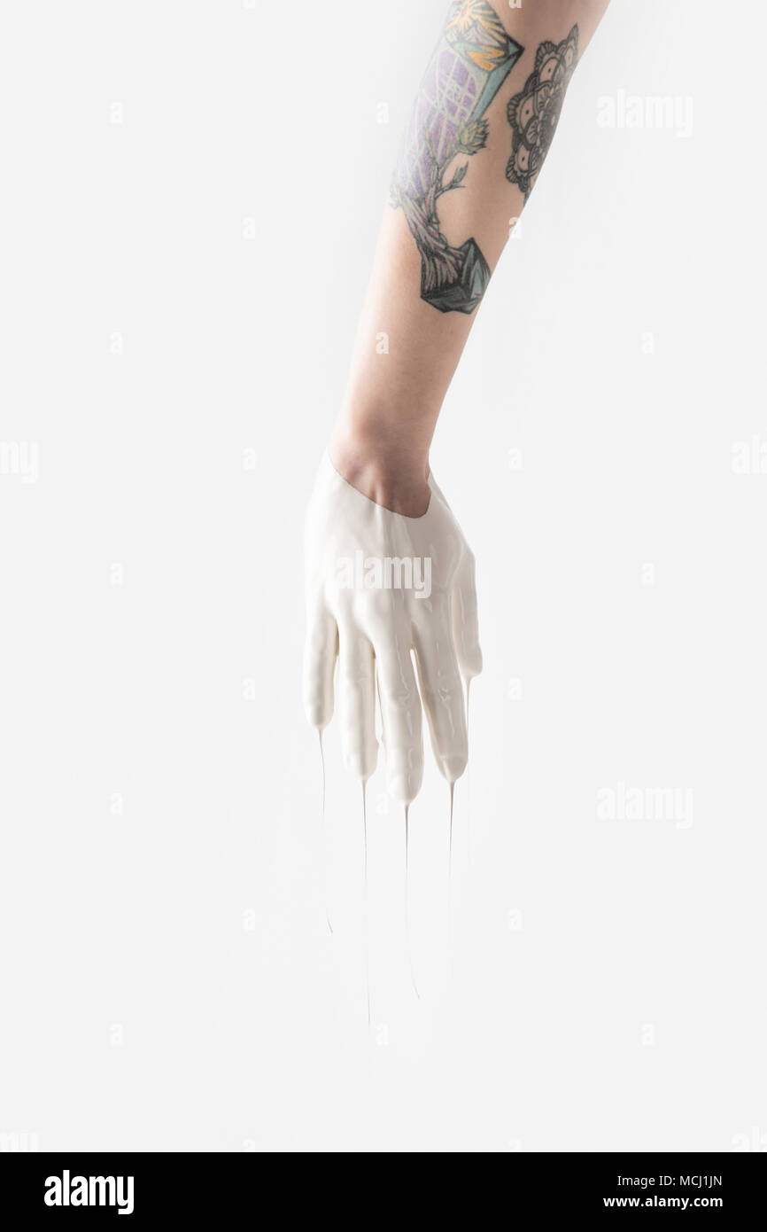 Imagen recortada de la mujer en la pintura blanca y con tatuajes aislado en  blanco Fotografía de stock - Alamy