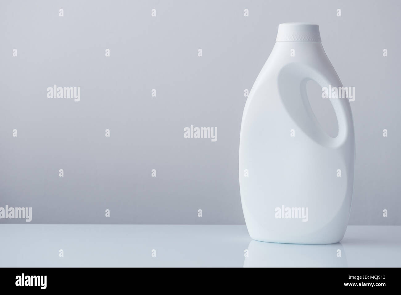 Botella de plástico blanco contenedor de líquido detergente u otros  productos de higiene química con limpiar la superficie en blanco como  espacio de copia Fotografía de stock - Alamy