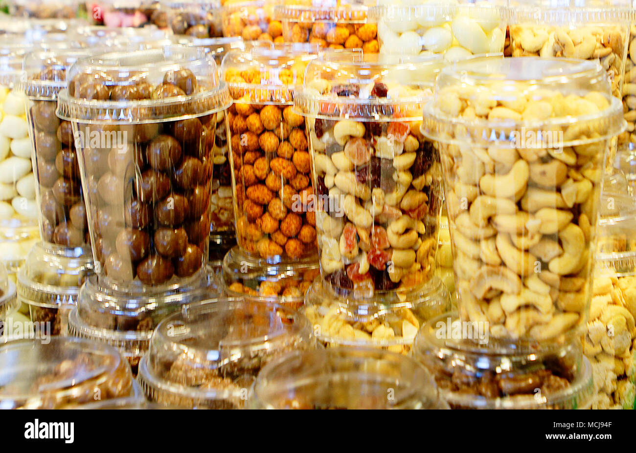 Frutas y frutos secos en recipientes de plástico, para bacjground blured  Fotografía de stock - Alamy