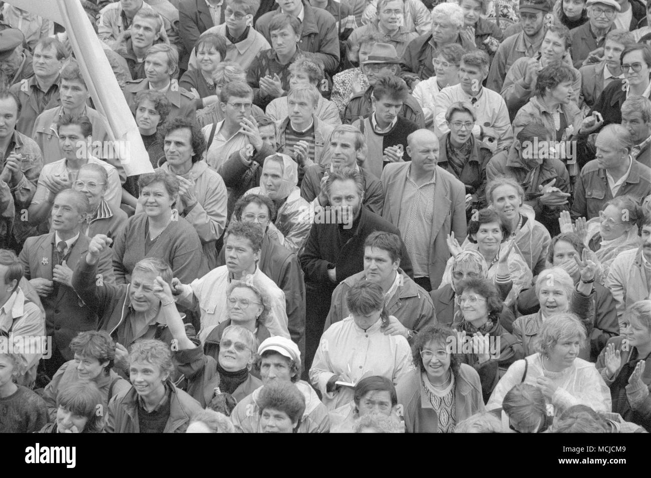 Moscú, URSS - Agosto 22, 1991: la gente en el rally de expresar sentimientos positivos en apoyo de eventos de pie en la plaza, cerca de la Casa Blanca Foto de stock