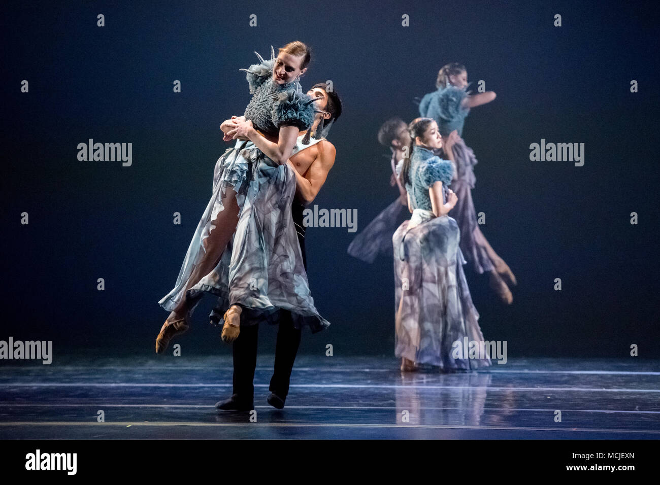 San Petersburgo, Rusia - 13 de abril de 2018. En su ª temporada XVII Festival de Danza presenta el ballet "El Cascanueces" por Le Ballet du Grand Theatre D Foto de stock