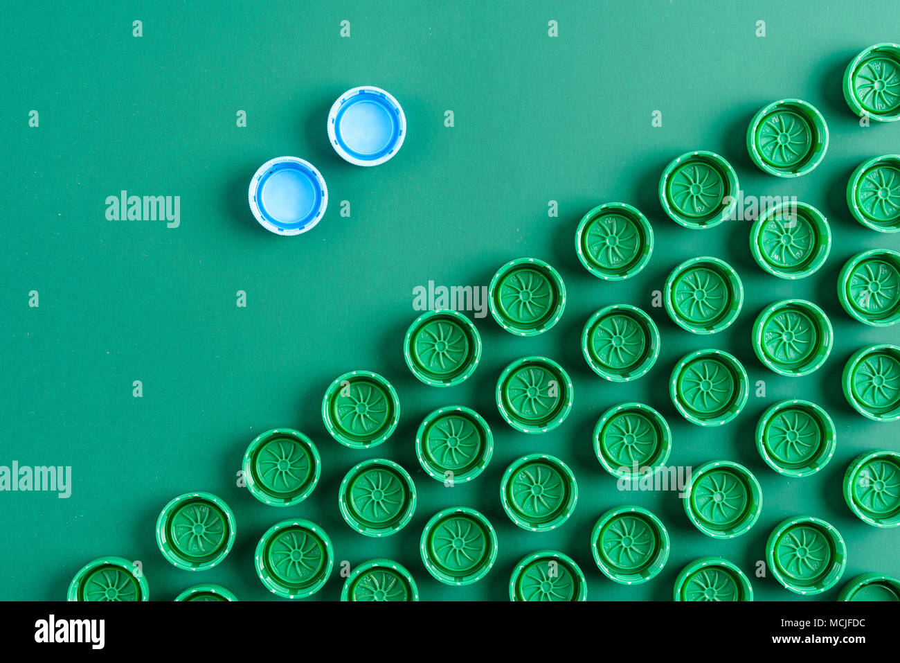 Tapas de plástico para botellas pet verde sobre un fondo Fotografía de  stock - Alamy