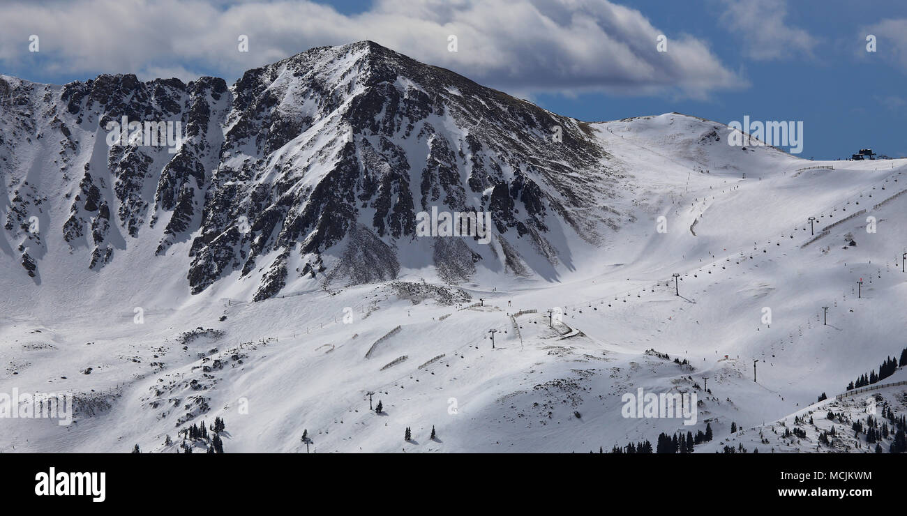 Las Montañas Rocosas de Colorado de Arapahoe Basin ski resort de invierno Foto de stock
