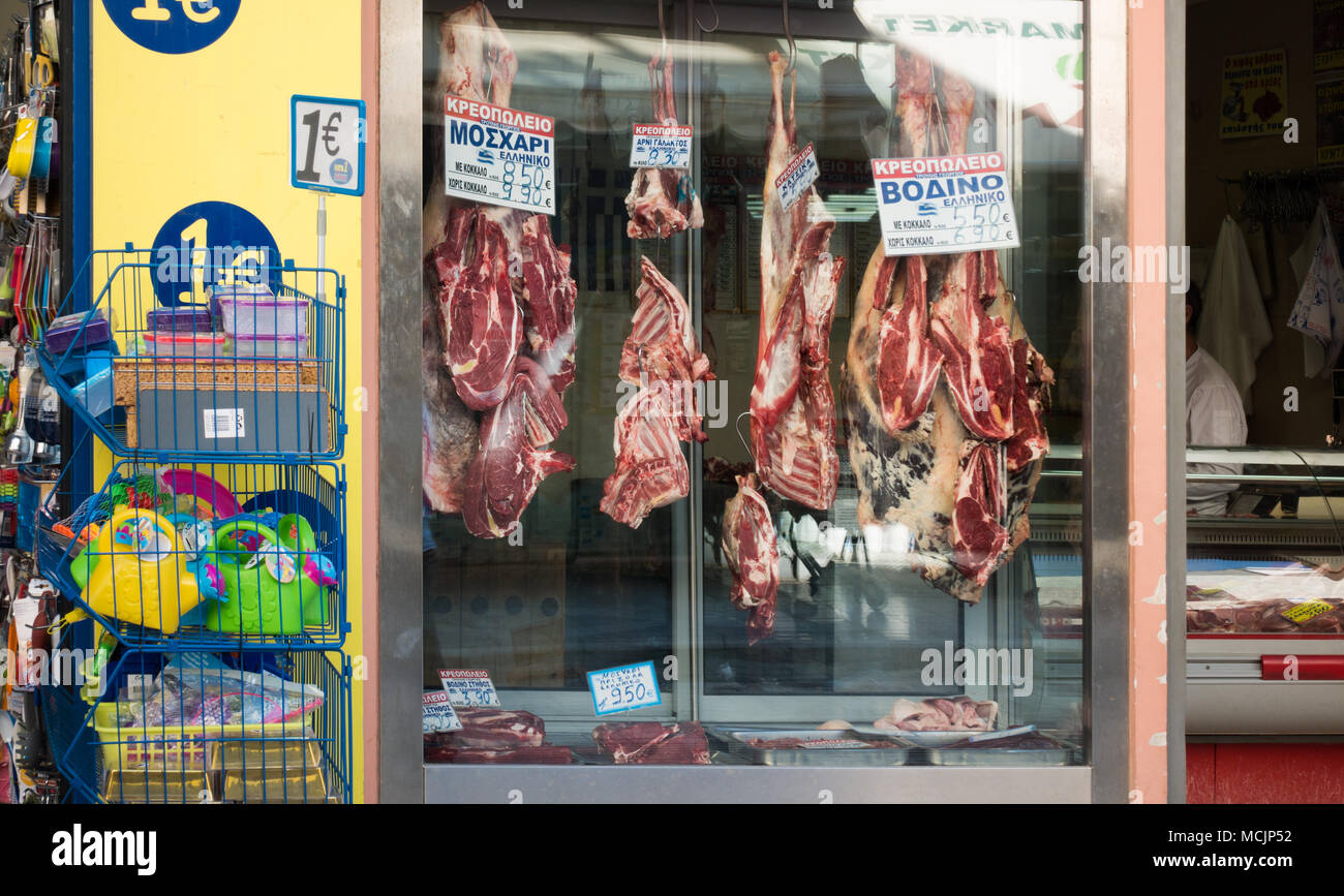 Ventana de visualización en la carnicería, Heraklion, Grecia Foto de stock