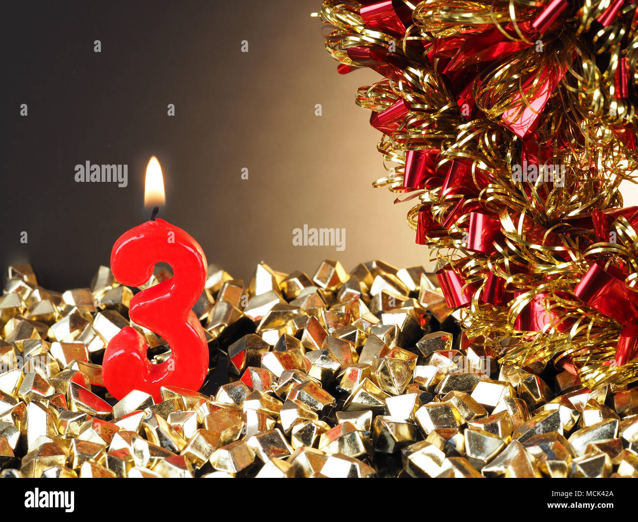 Aniversario Cumpleaños mostrando Nr. 3 Enciende una vela vela roja, bueno para un aniversario o cumpleaños de fondo. Foto de stock