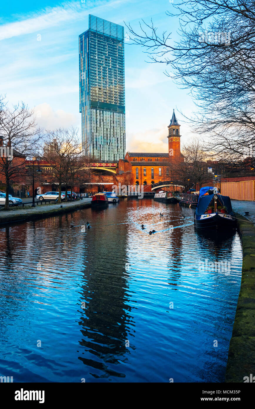 La torre Beetham, reflejada en el Bridgewater Canal, Castlefield, Manchester Foto de stock