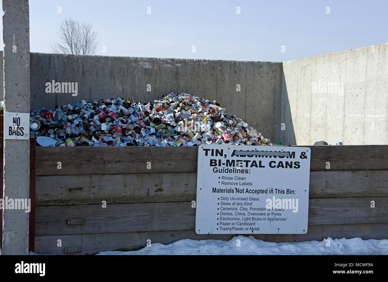 Metal, bimetal, latas en la bandeja de recolección de reciclaje comunitario Foto de stock