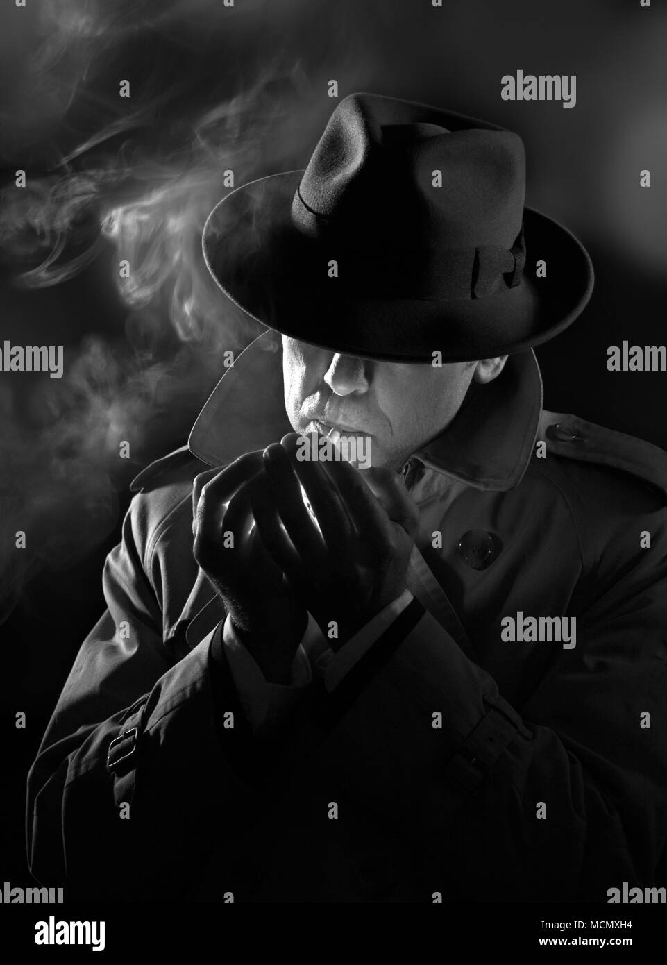 Detective Privado Enciende Un Cigarrillo Estilo Film Noir Fotografia De Stock Alamy Detective Privado Enciende Un Cigarrillo Estilo Film Noir Fotografia De Stock Alamy