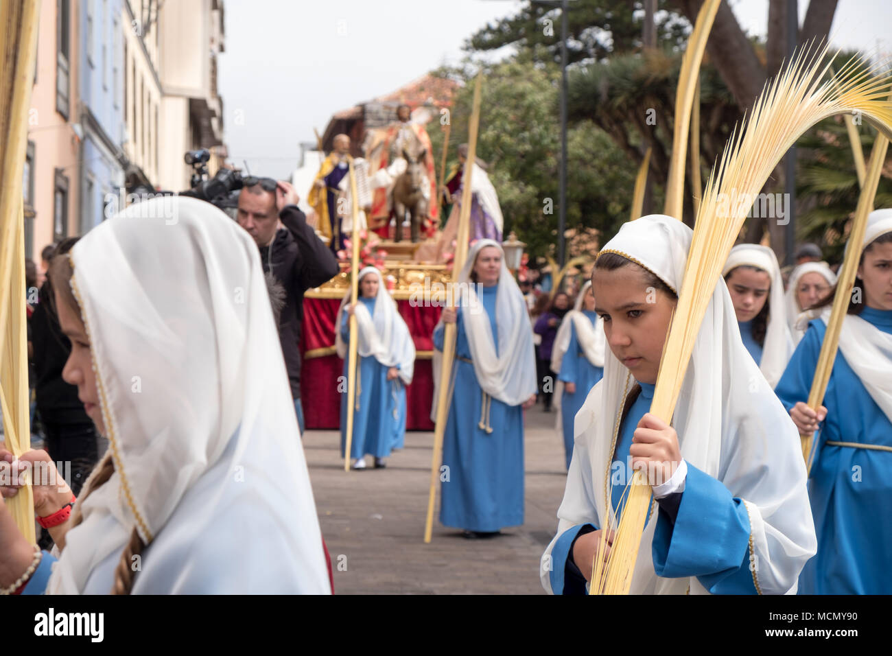 Tenerife, Islas Canarias, las niñas y los niños llevan la procesión de Semana Santa Domingo de Ramos por las calles de La Laguna. Foto de stock