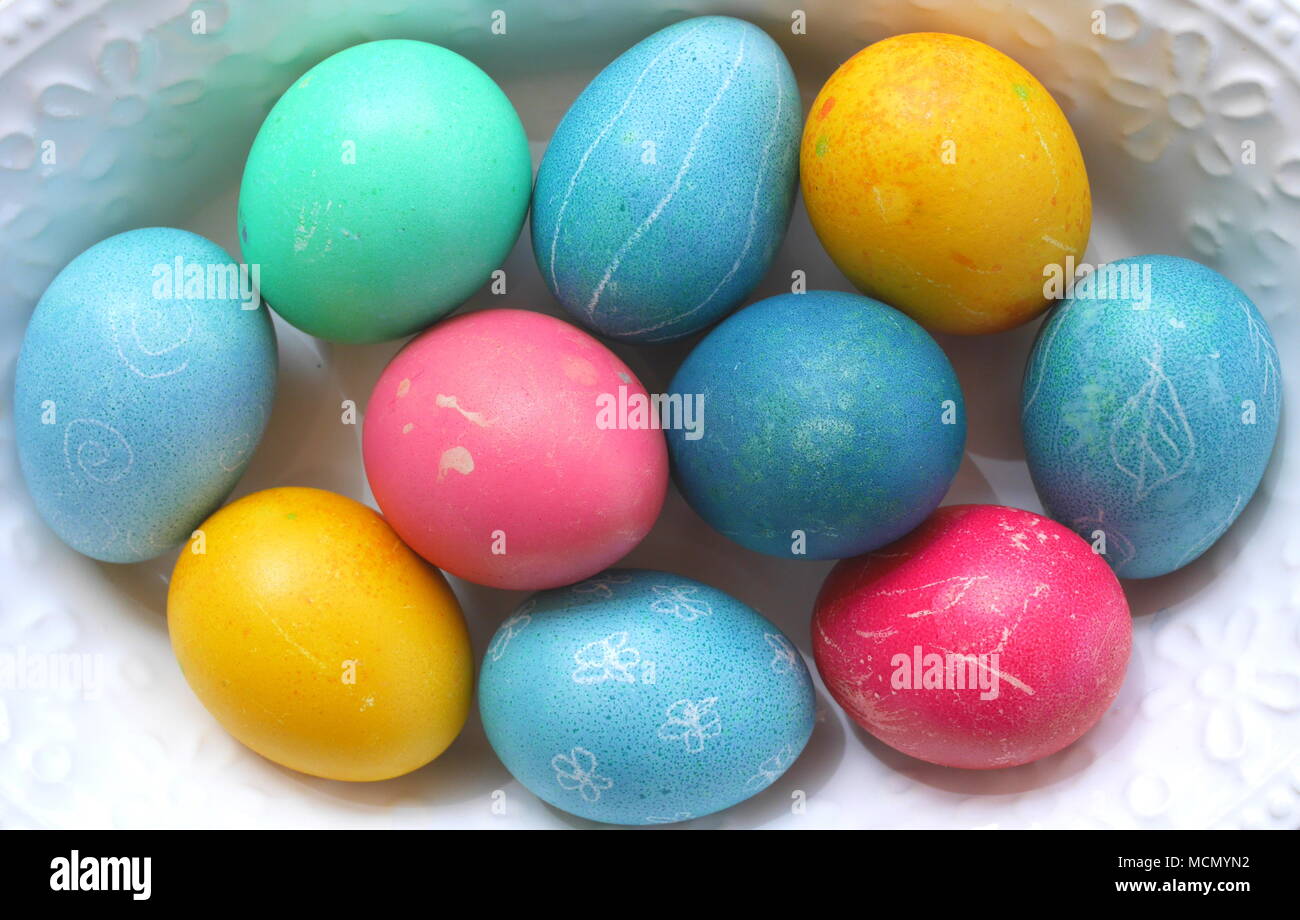 Húngaro tradicional de huevos de Pascua en un tazón, hervidos y coloreado con tintes naturales Foto de stock
