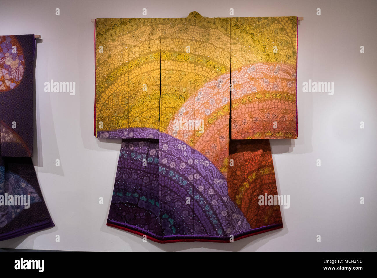 Colorido kimono japonés colgado en una pared. Foto de stock