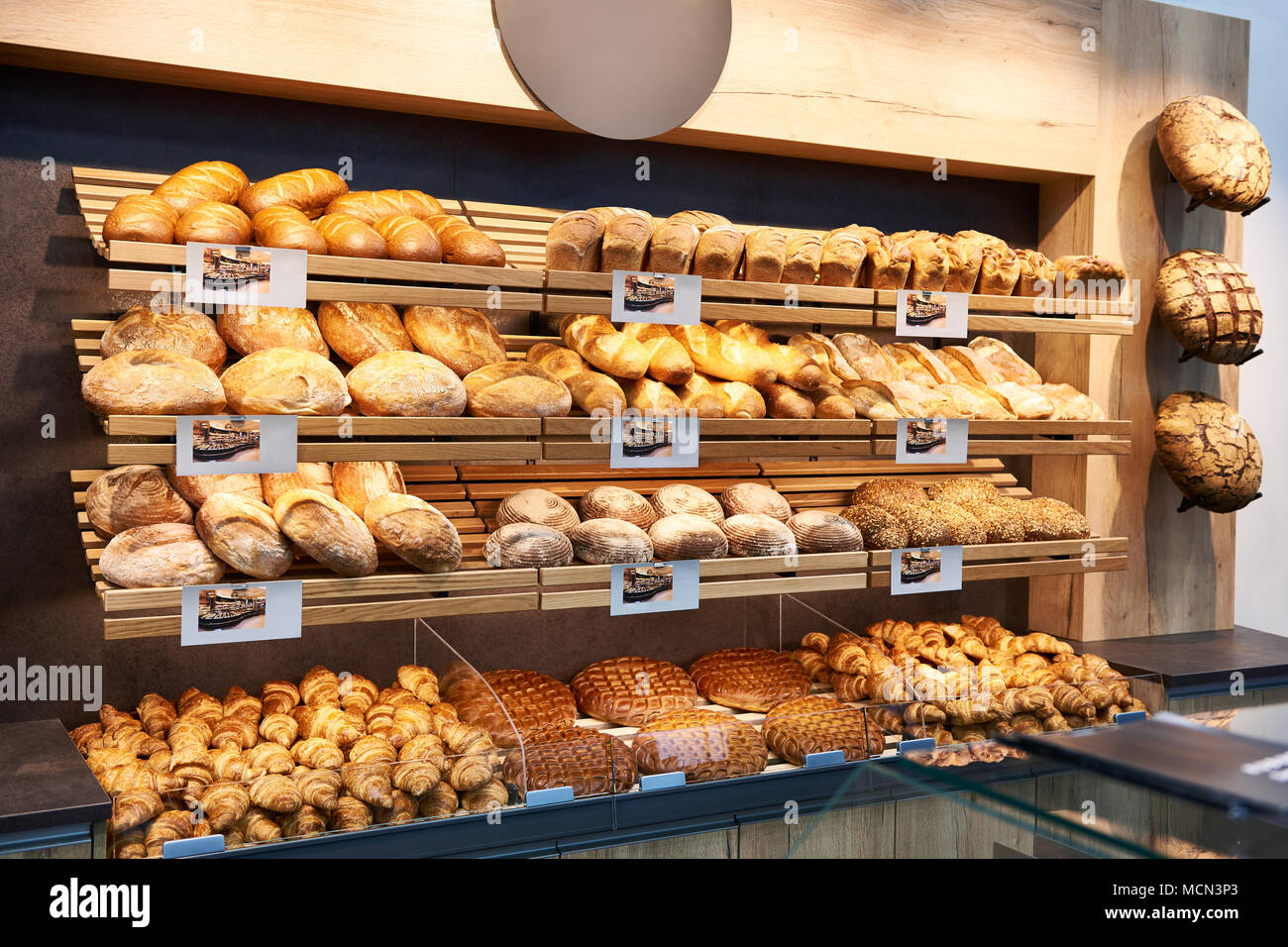 Pan y pasteles frescos en estantes en una panadería Fotografía de stock -  Alamy