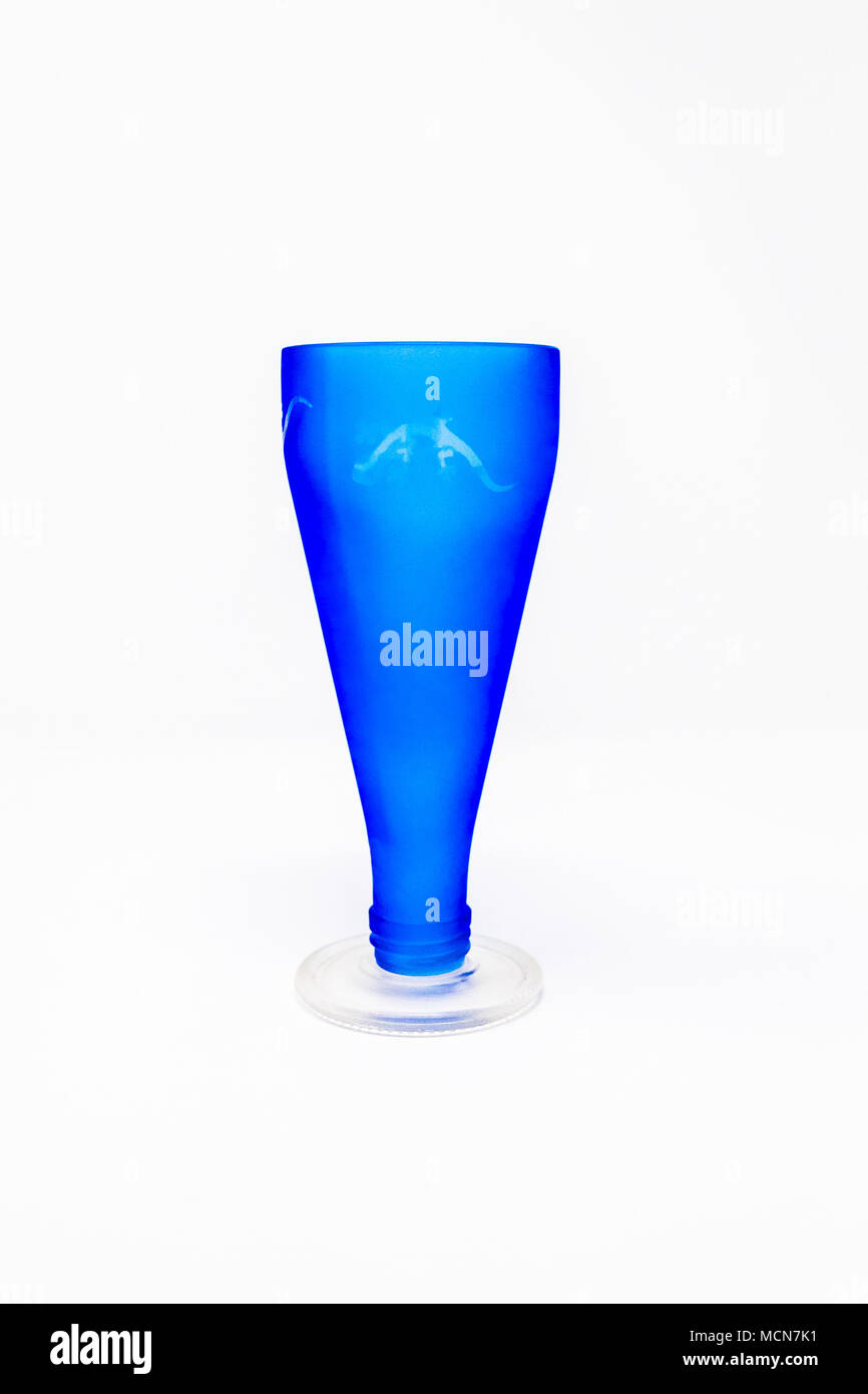 conjunción Acrobacia intersección Esmerilado azul vasos de vidrio reciclado de botellas Fotografía de stock -  Alamy