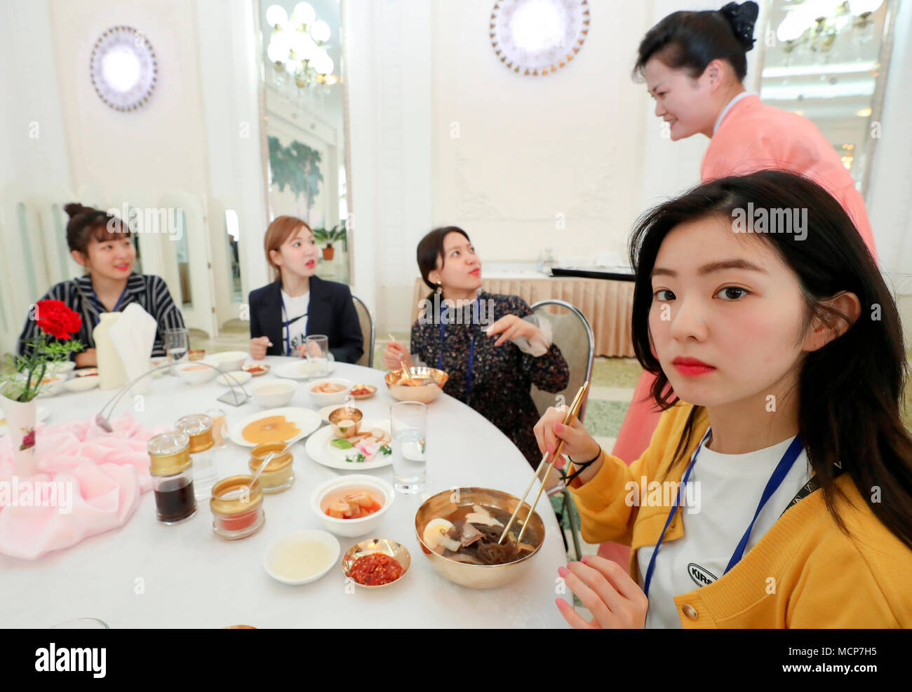 Irene Rojo Terciopelo Apr 2 2018 Irene R Y Otros Miembros Del Grupo Chica De Corea