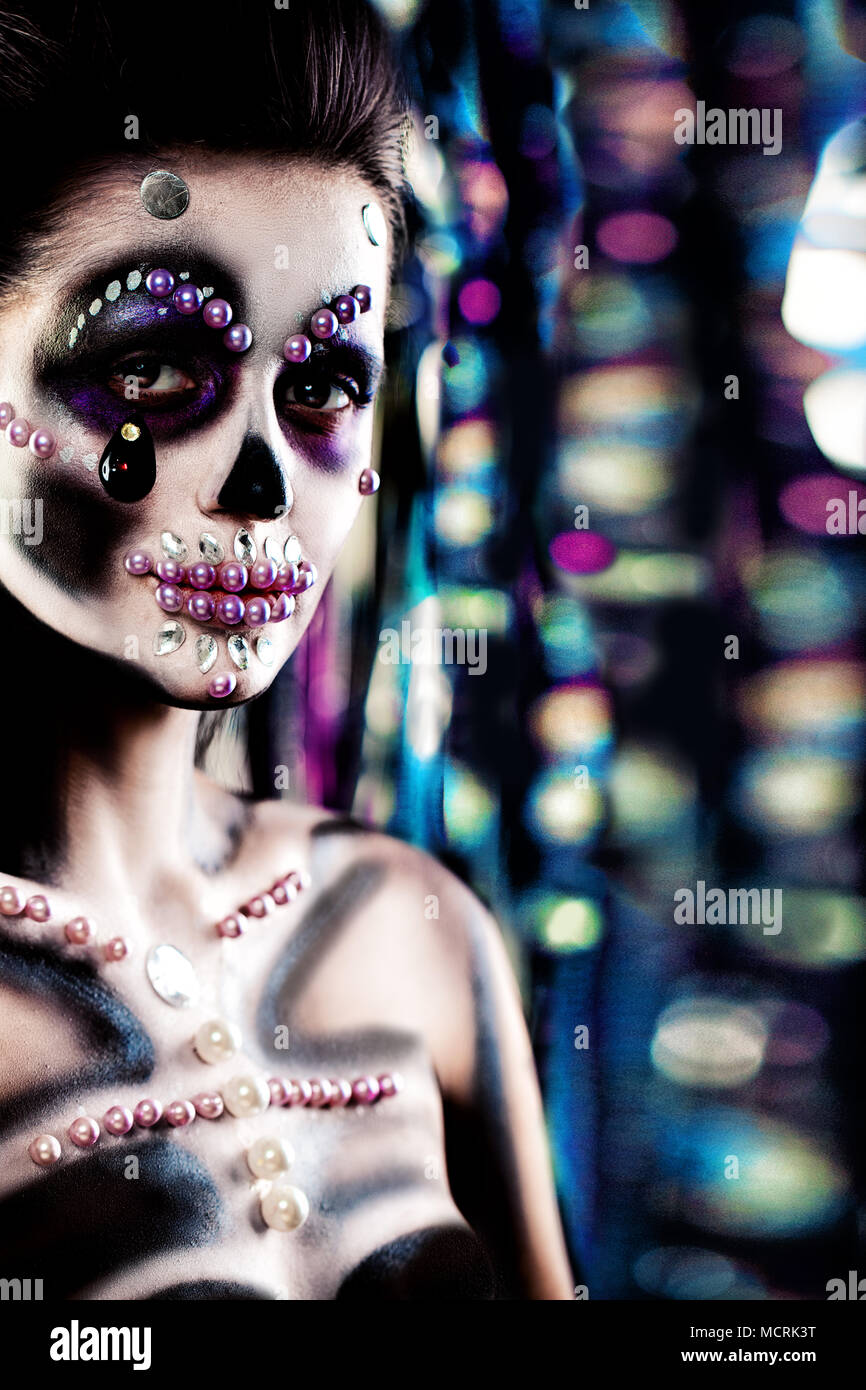 Maquillaje de Halloween. Halloween mujer con maquillaje artístico en  coloridos Bokeh de fondo. Esqueleto Glamour componen Fotografía de stock -  Alamy