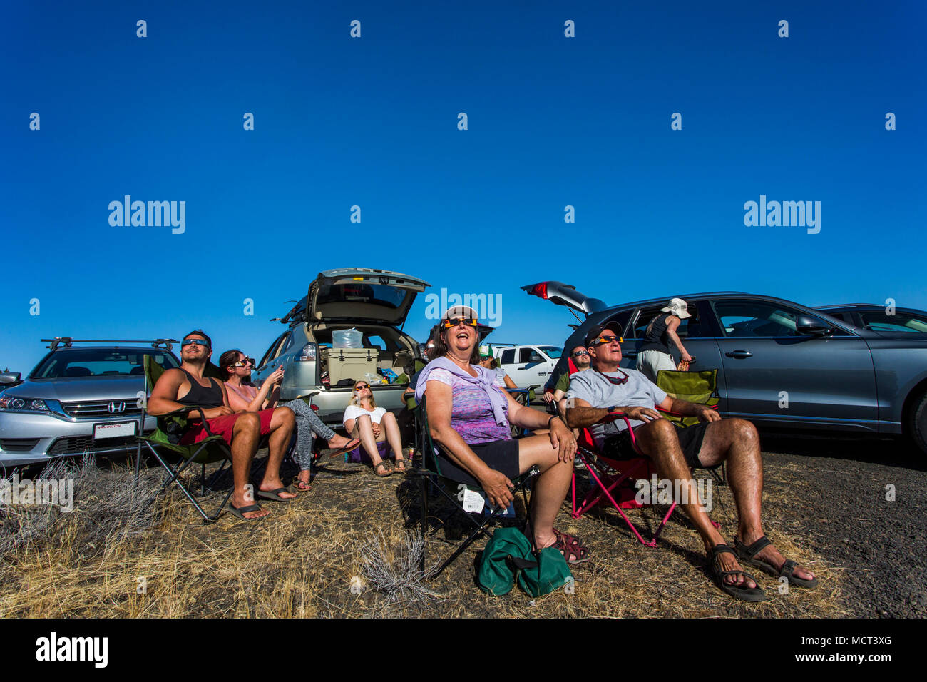 Viendo a la gente pasar eclipse solar, 8 de agosto de 2017, Maupin, Oregón, EE.UU. Foto de stock