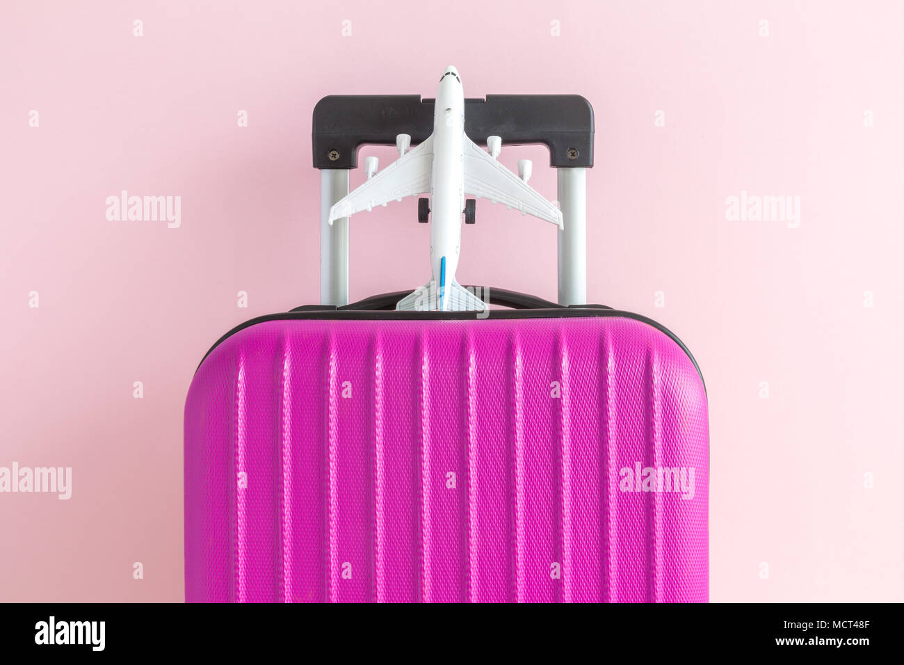 Maleta y modelo de avión sobre fondo de color rosa pastel creativo mínimo  concepto de viaje Fotografía de stock - Alamy