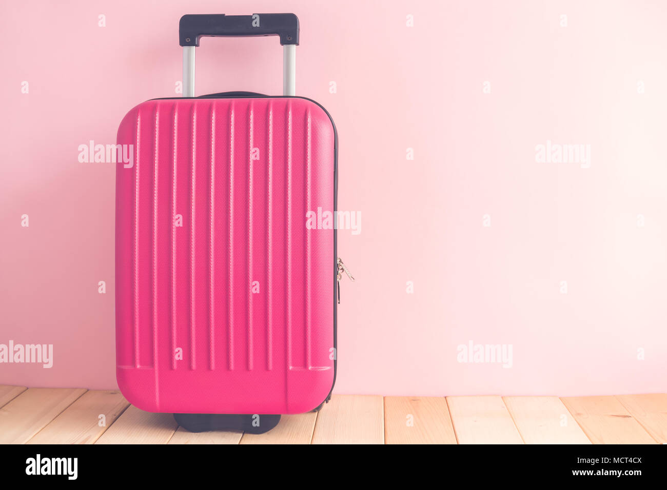 Maleta rosa contra la pared rosa pastel vacaciones viajes mínimo concepto  creativo. Espacio para copiar Fotografía de stock - Alamy
