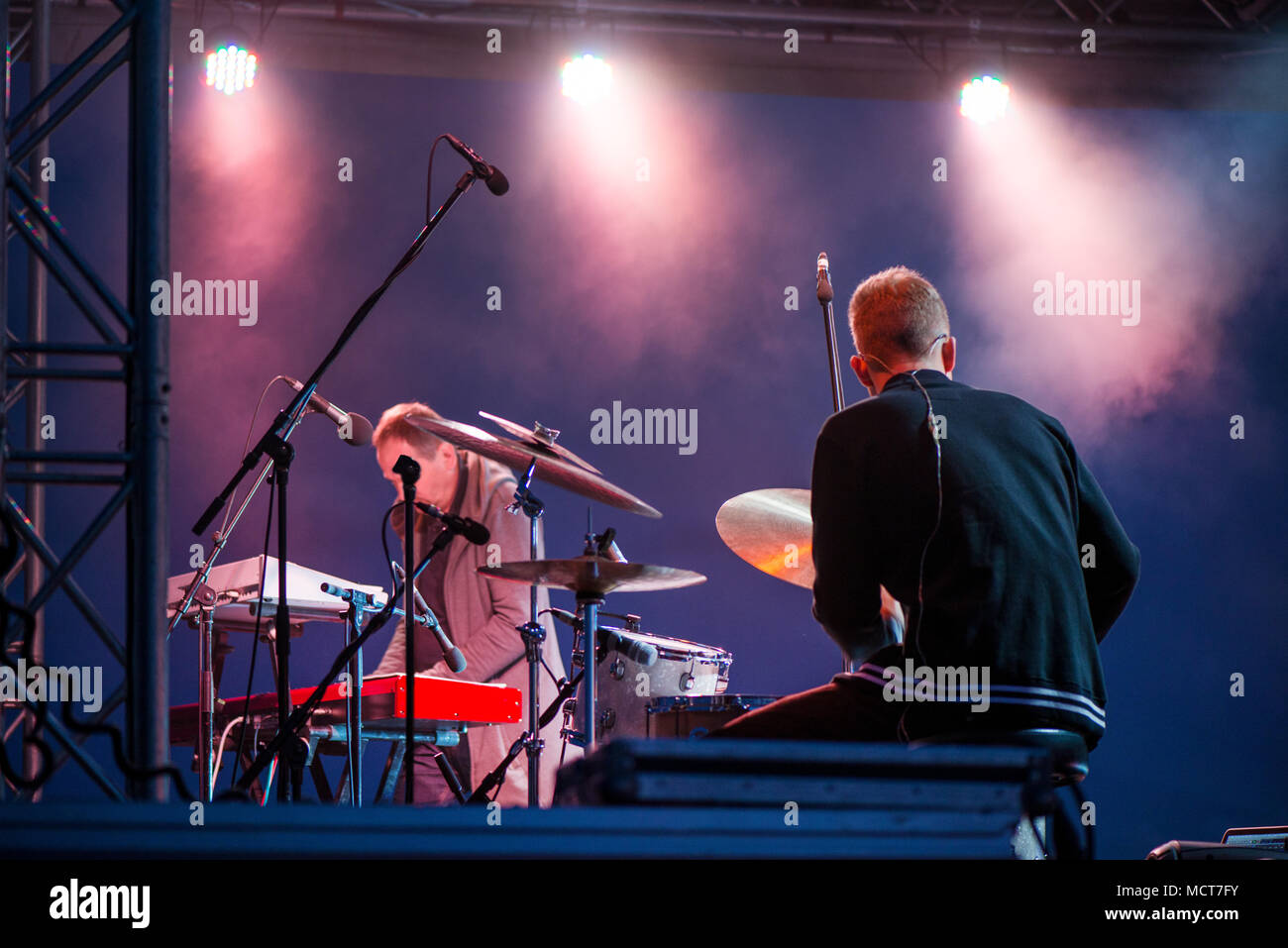 La foto de un hombre tocando los tambores en el escenario durante el  festival de música en verano. Cantar sus canciones de la banda. Concierto  en vivo de música electrónica en la