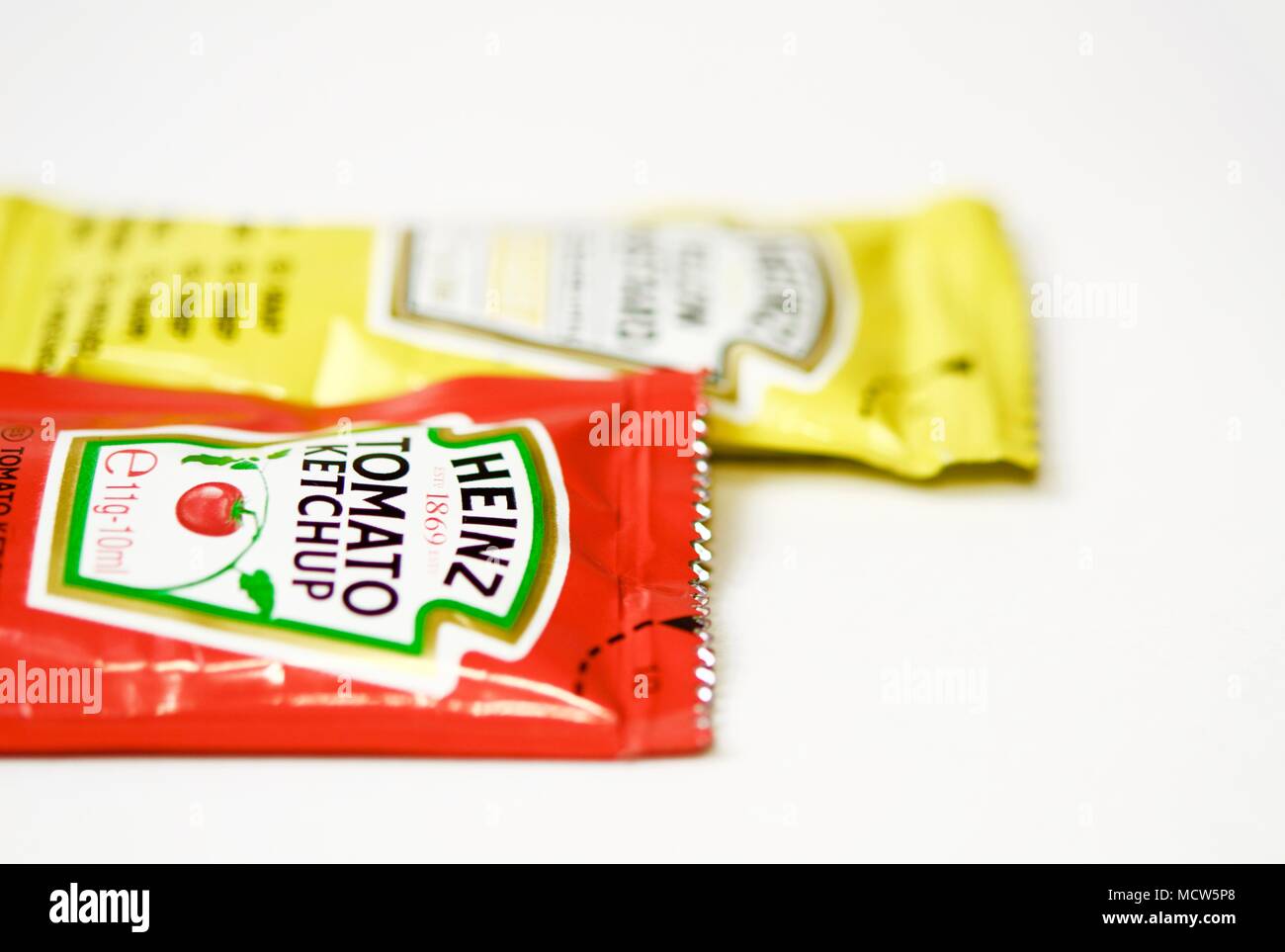 El ketchup y la mostaza de la marca Heinz en sobres Fotografía de stock -  Alamy