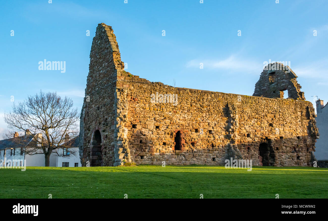 St Martin's Kirk, Haddington, East Lothian, Escocia, Reino Unido. Una iglesia en ruinas medieval con muros de piedra y termina gable iluminadas por el sol con cielo azul Foto de stock