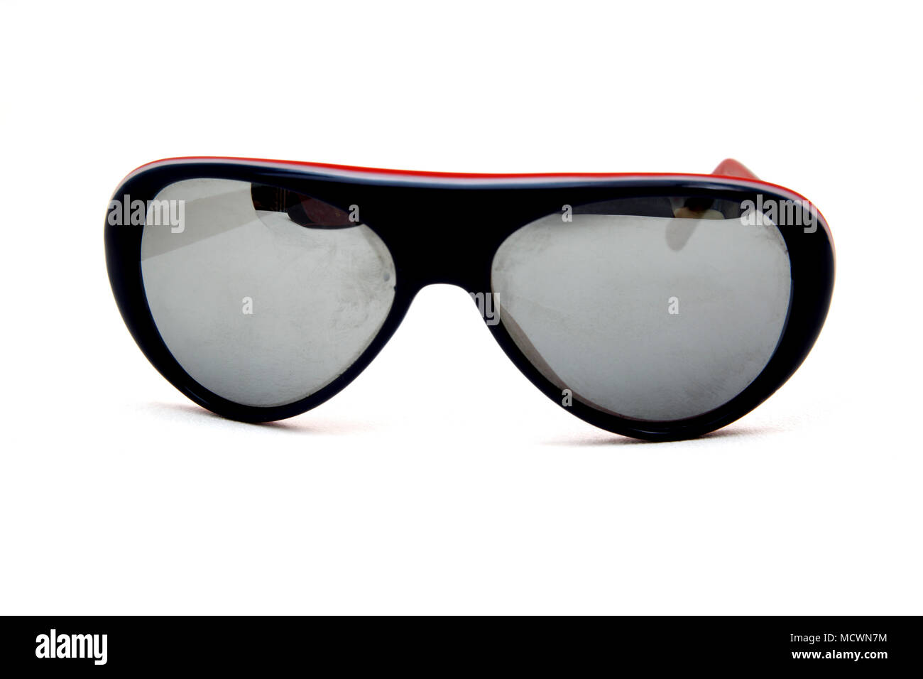 Vintage gafas de sol reflejados con marcos de plástico rojo y negro Foto de stock