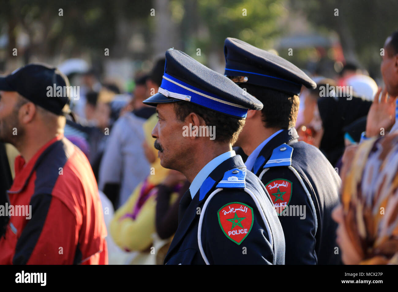 Dos agentes de la policía marroquí con vistas a las escenas en la famosa plaza Jemaa el Fnaa, en Marrakech, Marruecos Foto de stock