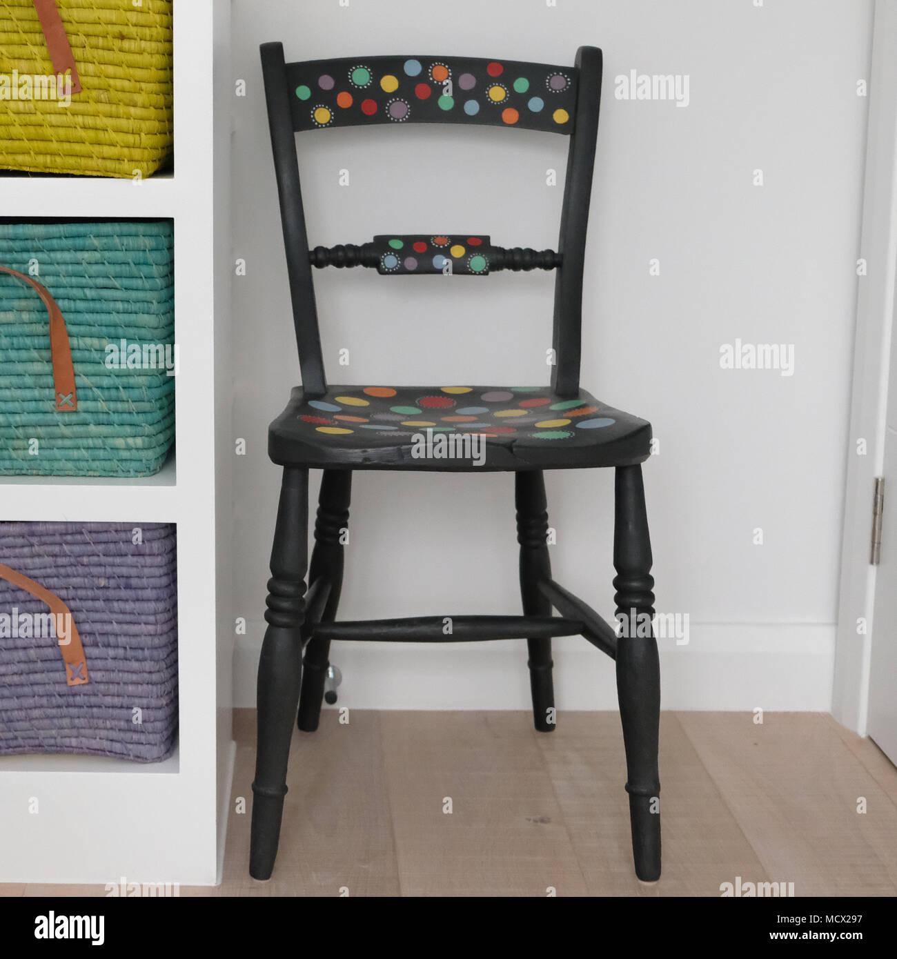 Silla pintados a mano, muebles pintados a tiza, pintado con Annie Sloan  pintura Fotografía de stock - Alamy