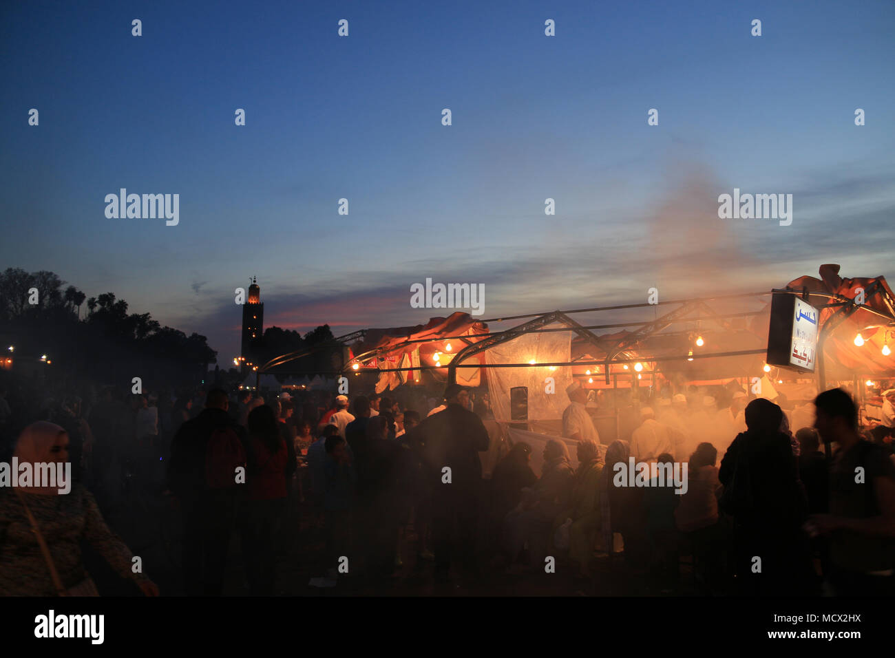 Humo y vapor saliendo de la calle cocinas en la famosa plaza Jemaa el Fnaa, en Marrakech, Marruecos Foto de stock