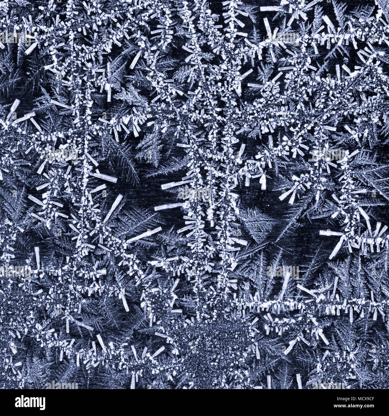 Cierre de los cristales de hielo formando un patrón abstracto. Adecuados para utilizar como fondo. Foto de stock